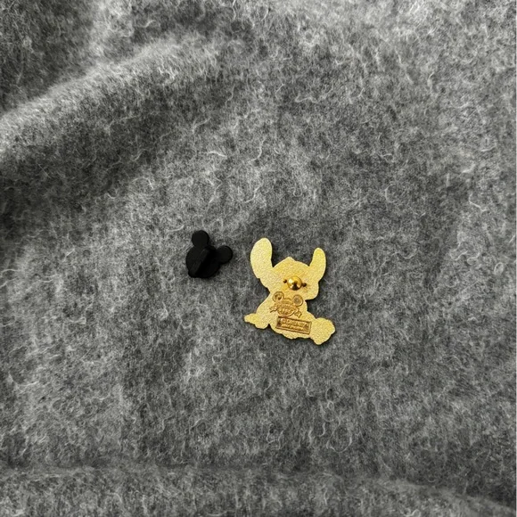 Disney Pin Trading 2005 Stitch Seated - Picture 2 of 2